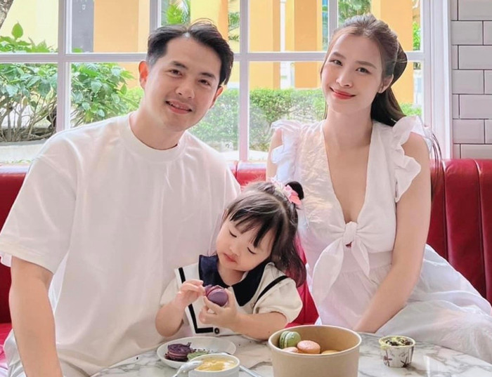 Trong khi bố mẹ nghiêm túc tạo 7749 kiểu ảnh thì nhóc tỳ nhà Đông Nhi dường như lại không hào hứng với màn selfile cho lắm.