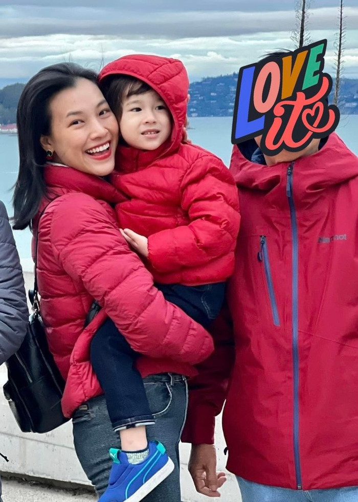 Hoàng Oanh hạnh phúc đăng tải bức bên quý tử khi lần đầu 2 mẹ con có chuyến bay dài sang đất Mỹ. 