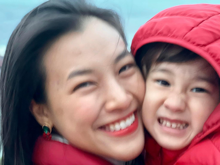 Hoàng Oanh luôn kết nối với chồng cũ và gia đình chồng qua điện thoại cho con trai nói chuyện thường xuyên với mọi người.