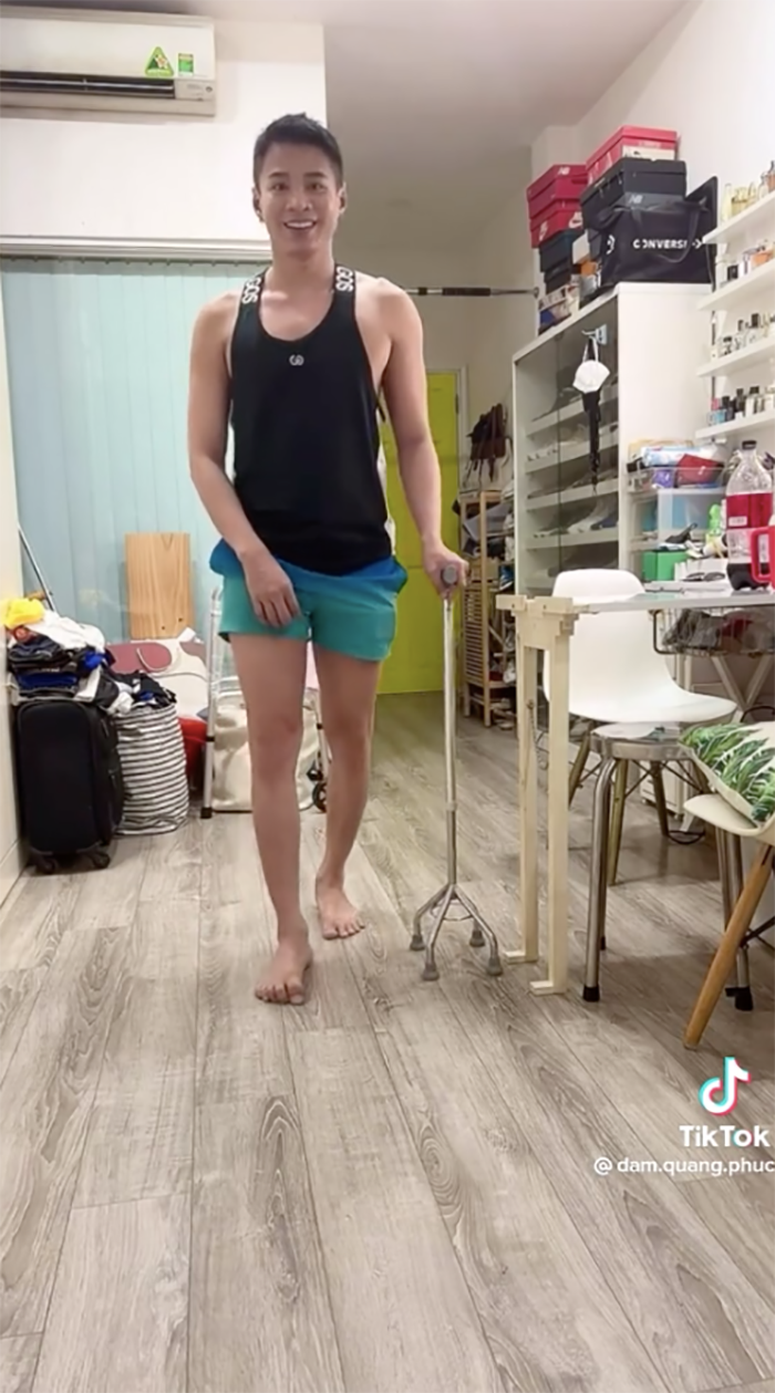 Nam người mẫu sinh năm 1987 đã có thể tự đi lại bằng gậy chống mà không cần đến sự trợ giúp của người thân.