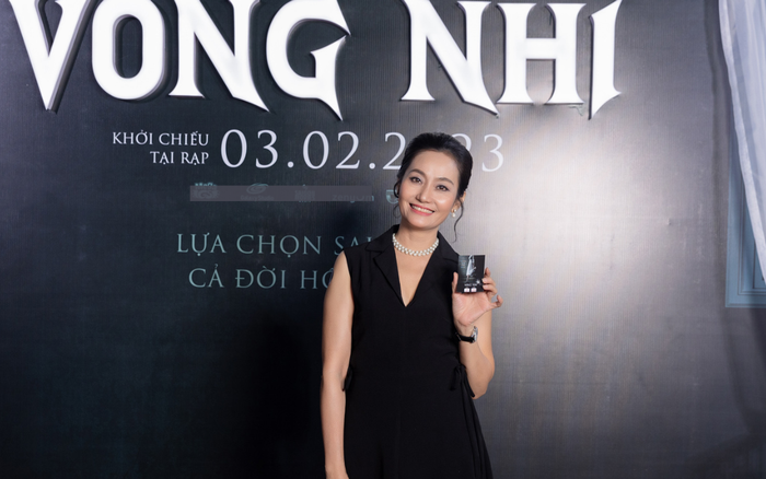 Lê Phương e ấp bên chồng, Bạch Công Khanh chiếm trọn spotlight tại thảm đỏ ra mắt phim Vong Nhi Ảnh 3