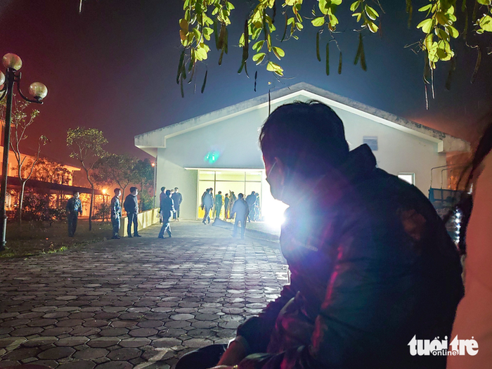 Người cha hướng ánh mắt về phía nhà đại thể - nơi sẽ tổ chức tang lễ cho con rể ông. Ảnh: TTO