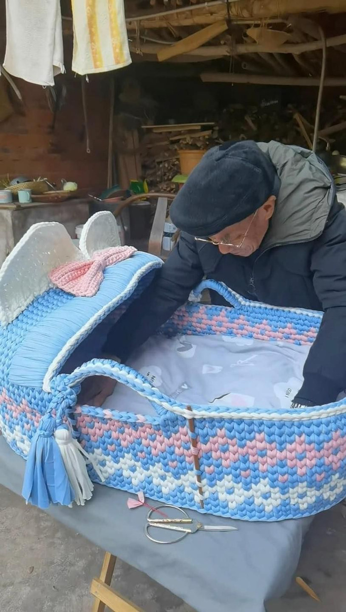 Chiếc nôi thật đẹp mà cụ ông lên ý tưởng và tự tay đan cho cháu chắt khiến nhiều người xúc động vô cùng