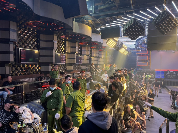 Lực lượng chức năng tiến hành kiểm tra vũ trường New Phương Đông