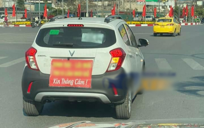 Lúng túng khi mới lái ô tô, cô gái treo tấm bảng với nội dung ai đọc xong cũng muốn nhường đường Ảnh 2