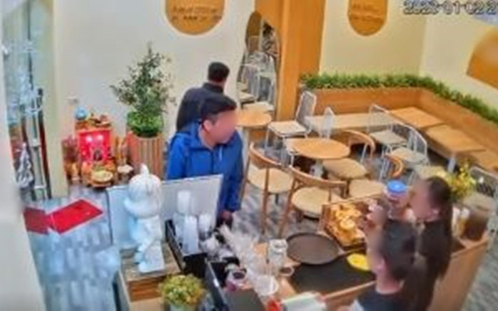 Vào quán trà sữa, thanh niên bất ngờ hỏi: 'Ở đây có tay vịn không' và câu trả lời cực gắt của nhân viên Ảnh 2