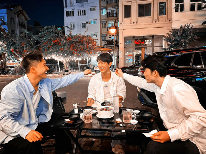 Song Luân nở nụ cười đầy rạng rỡ khi được hai người đồng nghiệp thân thiết chăm sóc 'tận răng'