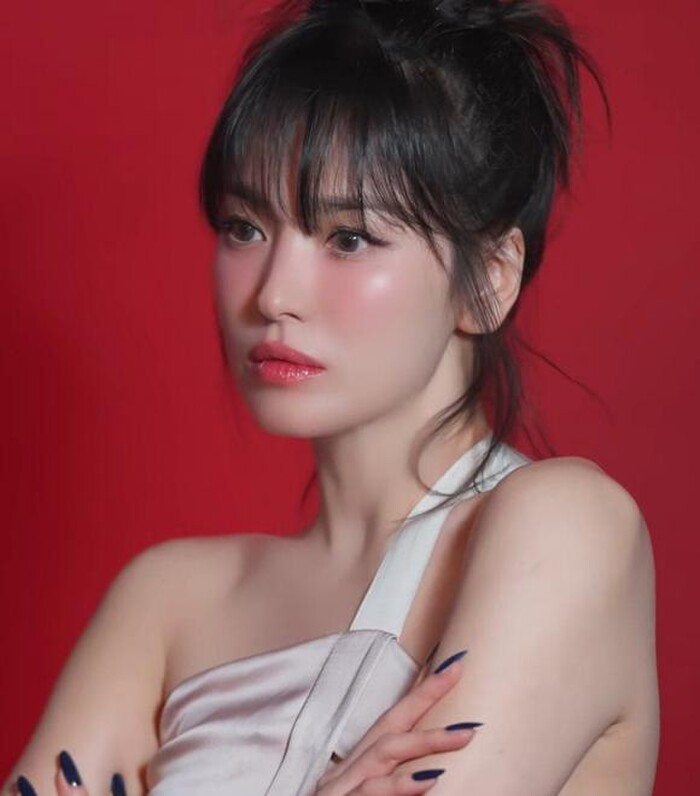 Song Hye Kyo có vẻ đẹp trong trẻo, tự nhiên. Tuy gần đây có lộ dấu hiệu lão hóa nhưng nữ diễn viên vẫn được đánh giá cao về thần thái cuốn hút.