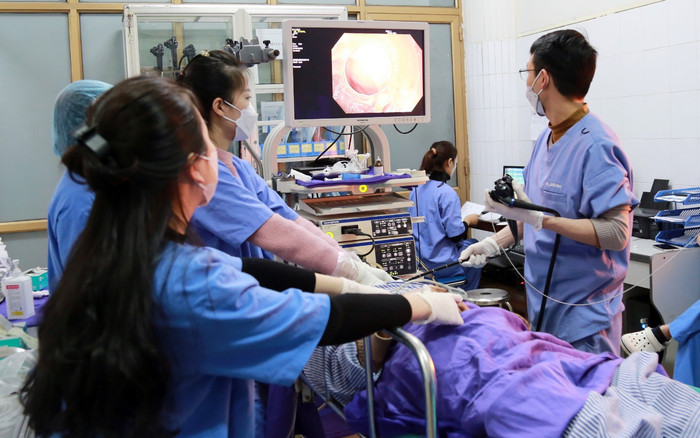 Ngậm thứ nhà nhà vẫn ngậm sau bữa ăn tưởng như vô hại, người phụ nữ nhập viện khẩn thủng ruột Ảnh 2