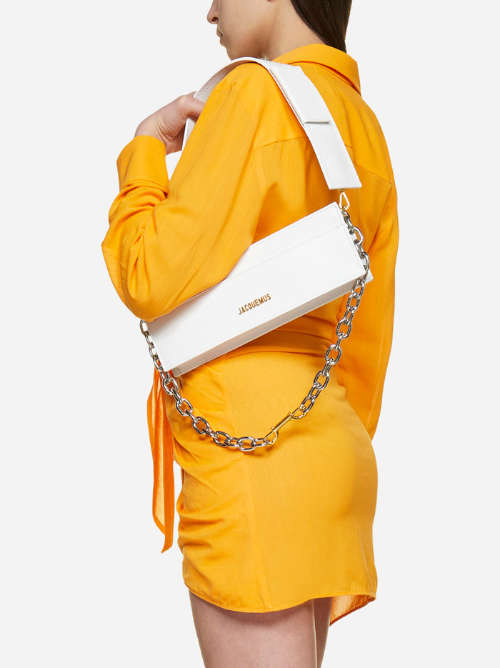 Le Ciuciu đến từ thương hiệu Jacquemus có giá 850 EUR (khoảng 22.100.000 đồng).