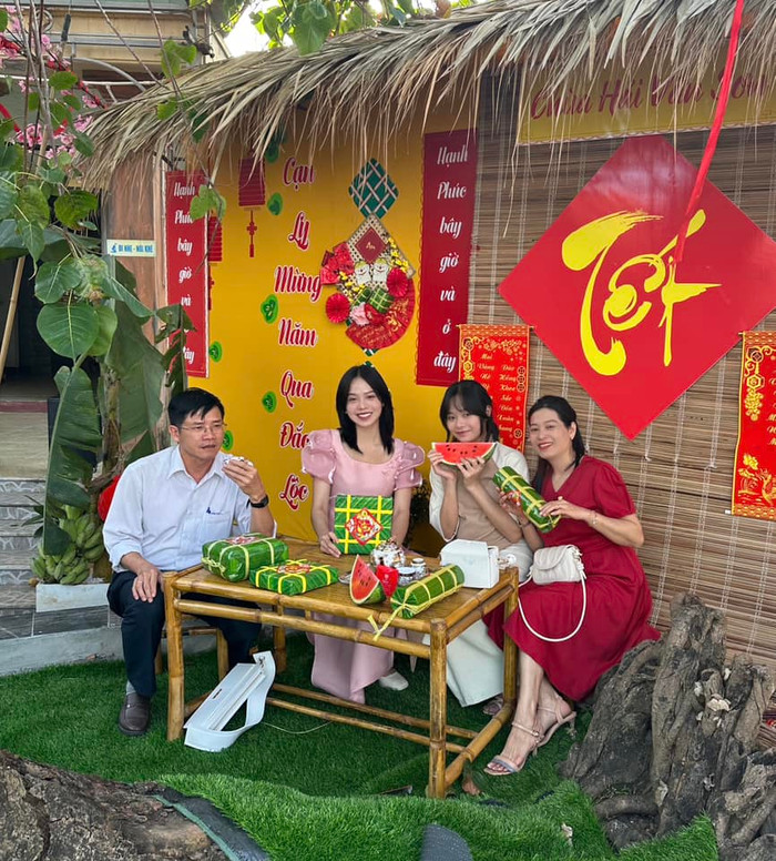 Hoa hậu Thanh Thuỷ thoải mái để chiếc túi dưới chân bàn, tươi tắn chụp hình cùng gia đình.