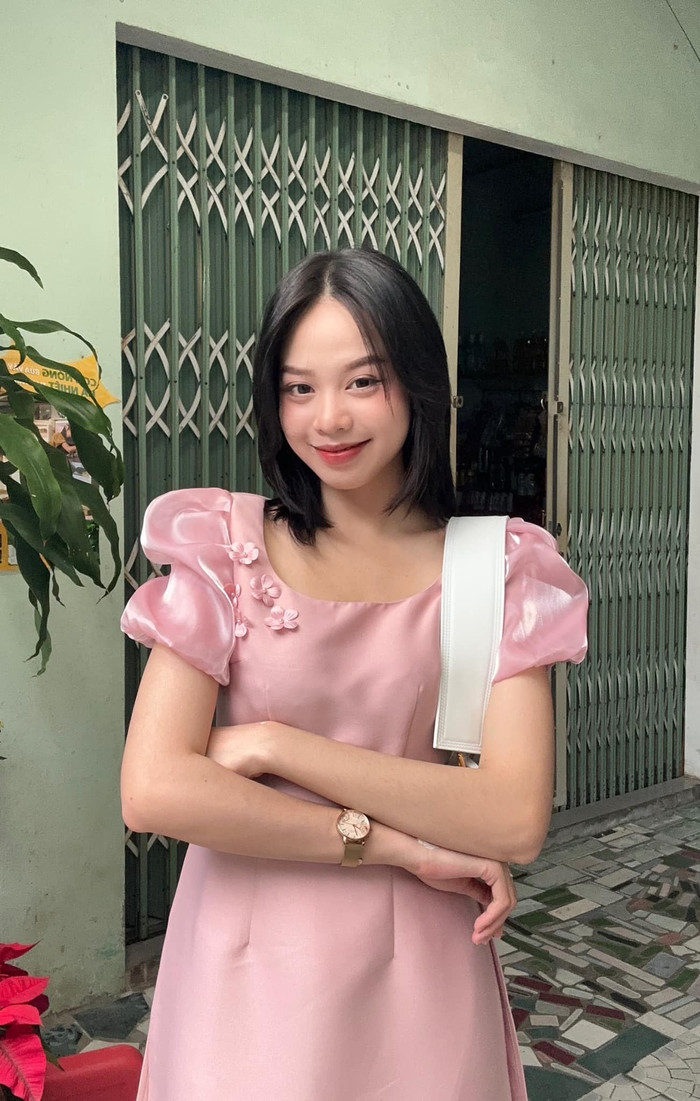 Cô nàng phối cùng áo dài tông màu hồng ngọt liệm.