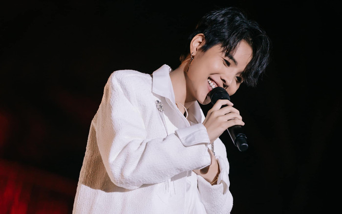 Fan lên sân khấu tặng quà, Vũ Cát Tường hiếm hoi nhắc về người yêu: 'Em đang rất hạnh phúc' Ảnh 2