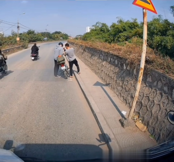 Thấy anh chàng ngoại quốc đang dắt xe dưới trời nắng vì hết xăng, tài xế xe tải làm hành động bất ngờ Ảnh 2