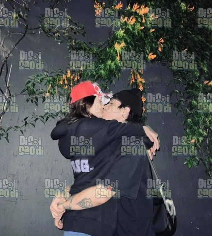 Bức hình nữ ca sĩ khóa môi bạn trai đang được lan truyền với tốc độ chóng mặt trên các trang mạng xã hội.