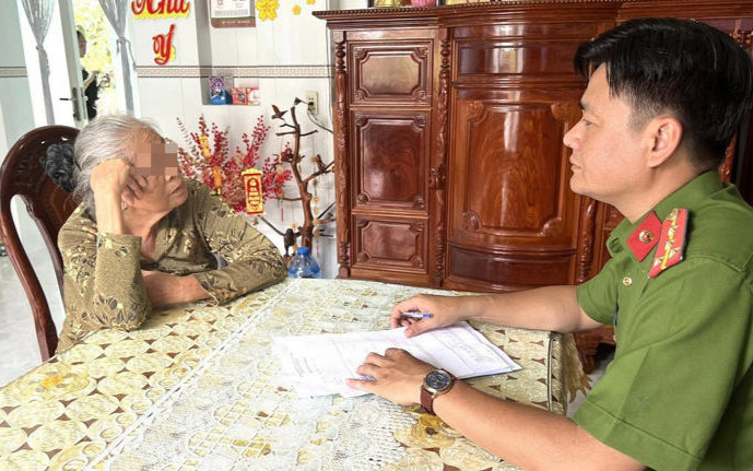 Cụ bà trình báo bị đối tượng lạ mặt xông vào phòng ngủ trói lại và cướp tài sản, nào ngờ sự thật phía sau Ảnh 2