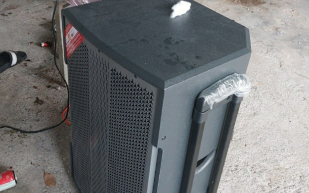 Khó chịu hàng xóm hát karaoke ồn ào, thanh niên sang góp ý liền 'quay xe' tươi cười khi thấy thứ này Ảnh 2