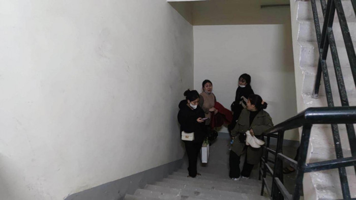 Người dân phải đi thang bộ đi làm và đưa con đi học sau vụ hoả hoạn. (Ảnh: Báo Giao thông).