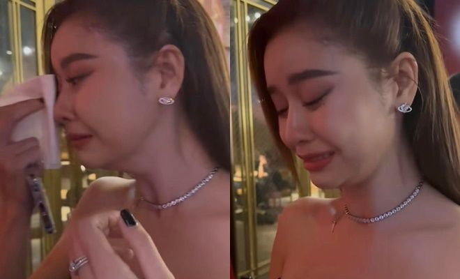 Ngay hôm đầu công chiếu, khi xem xong bộ phim, nữ ca sĩ đã khóc hết nước mắt vì thấy câu chuyện trong phim giống bản thân quá.