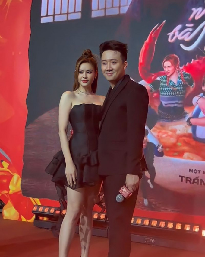 Trương Quỳnh Anh còn được ê-kíp phim Nhà Bà Nữ tổ chức sinh nhật. 