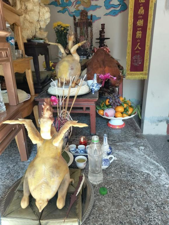 Gà cúng được trình bày theo hướng bay lên trông đẹp mắt và uy quyền