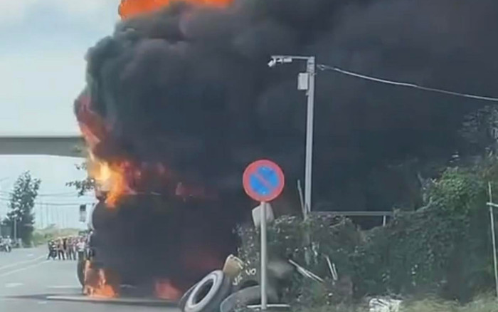 Xe bồn chở xăng bốc cháy khi đang di chuyển trên đường rồi lan nhanh sang nhà dân Ảnh 2