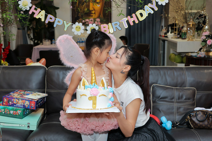 Vũ Thu Phương hạnh phúc bên cạnh con gái trong buổi tiệc sinh nhật.