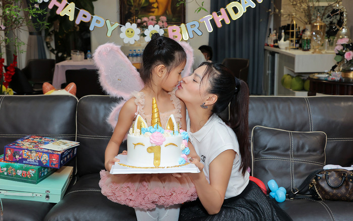 Siêu mẫu Vũ Thu Phương tự tay chuẩn bị tiệc sinh nhật cho con gái nhỏ Ảnh 2