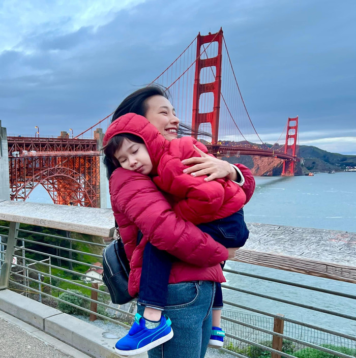 Cô thoải mái cho con qua lại, trò chuyện với bên nội. 