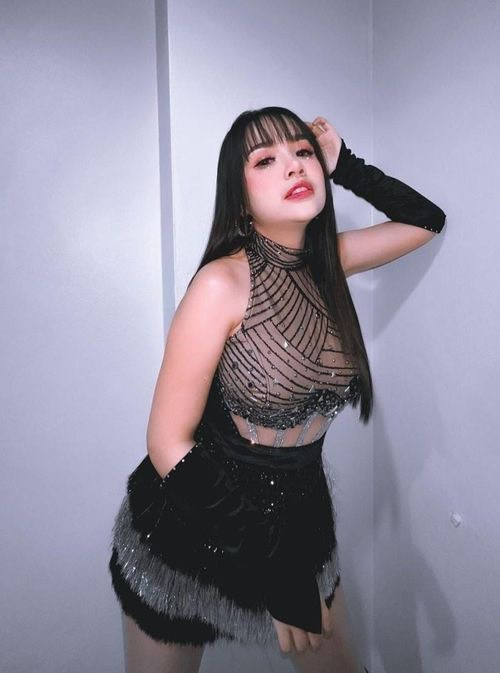 Janey Ratchanok Suwannaket được khán giả biết đến là ca sĩ nhạc đồng quê nổi tiếng Thái Lan, theo phong cách gợi cảm.