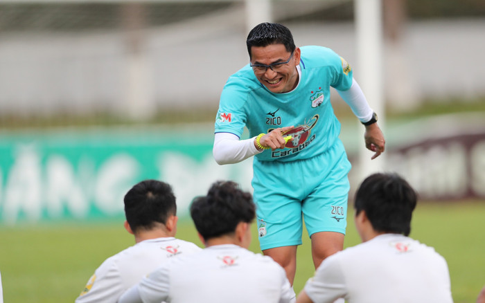 Kiatisuk trình làng 'đám trẻ thứ hai' của bầu Đức: Khát vọng và tinh thần mới Ảnh 2