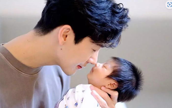 Chào đời nhờ phương pháp thụ tinh, ngoại hình hiện tại của con trai Push Puttichai 'đốn tim' người hâm mộ Ảnh 2