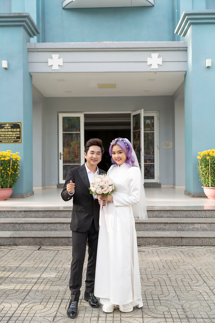 Ca sĩ Bằng Cường và ca sĩ Bảo Anh trong buổi lễ gia tiên sáng 4/2.