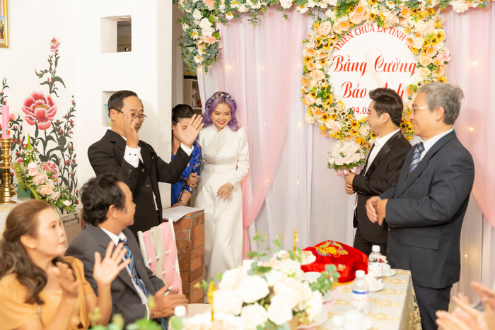 Đám cưới ca sĩ Bằng Cường: Nhan sắc cô dâu Bảo Anh gây chú ý Ảnh 2