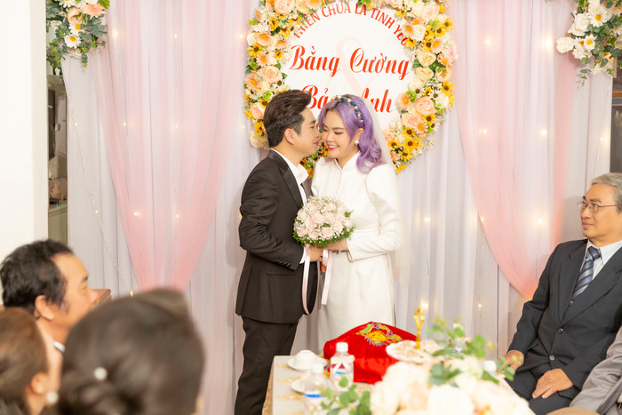 Lễ gia tiên đầy truyền thống của cặp đôi. 
