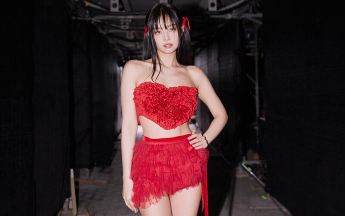 Chỉ thay đổi một chi tiết này trên trang phục, Jennie (BLACKPINK) được khen ngợi tới tấp Ảnh 2