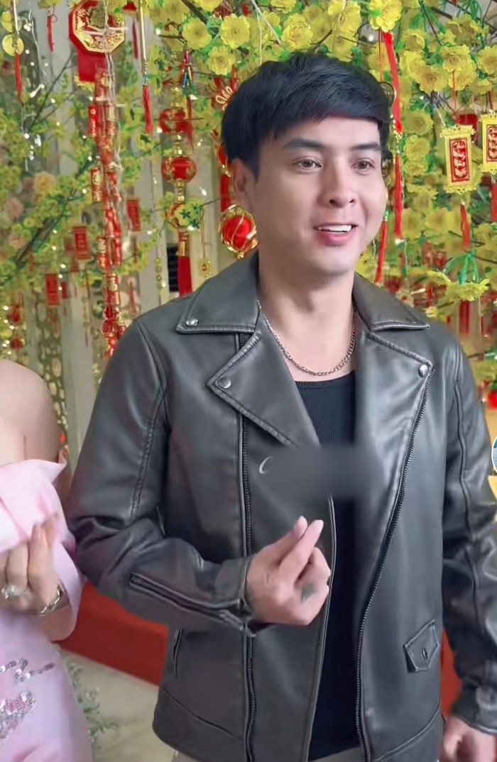 Sự xuất hiện của Hồ Quang Hiếu đã nhanh chóng thu hút sự chú ý của mọi người xung quanh. 