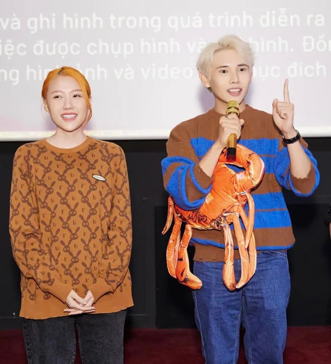 Mặc dù không trực tiếp công khai nhưng trên mạng xã hội cả hai thoải mái tương tác với nhau và luôn xuất hiện cùng nhau trong các sự kiện.