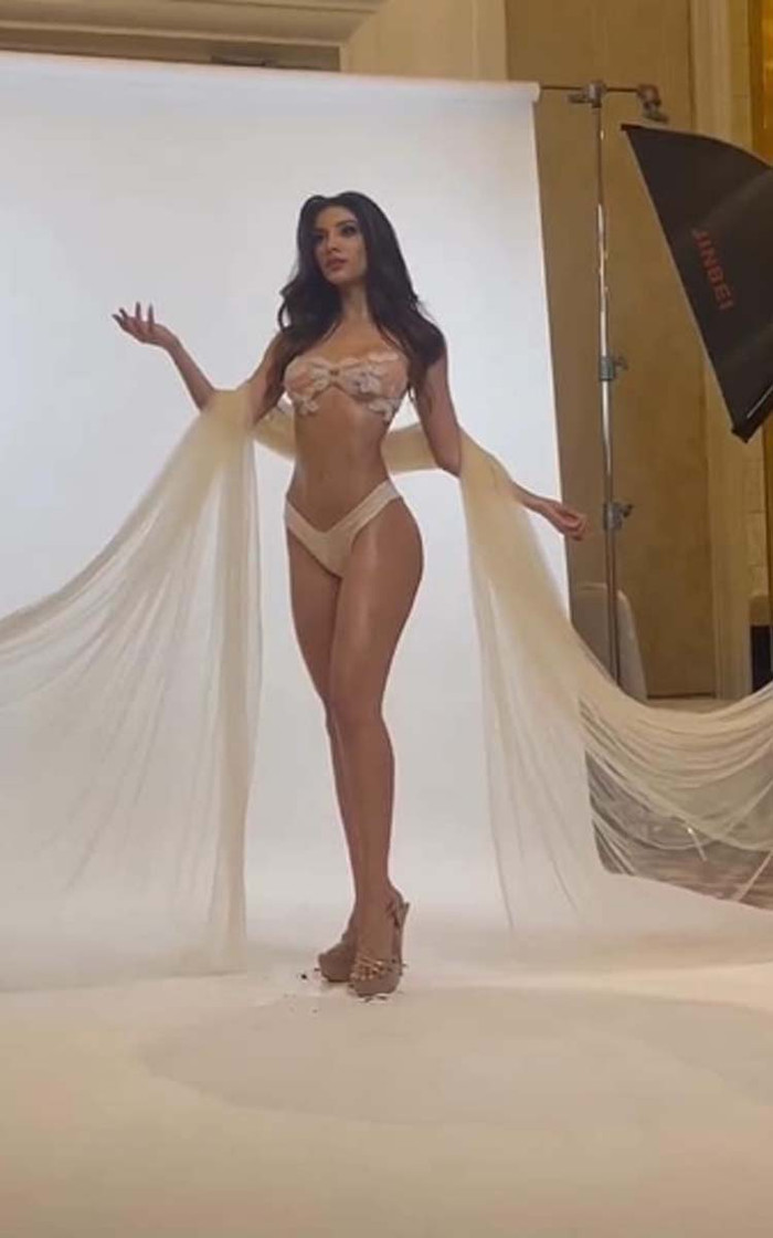 Đại diện Costa Rica khiến khán giả 'nghẹt thở' với body tỷ lệ vàng. Ngay sau khi nhìn thấy clip hậu trường, netizen đã nhận định cô nàng sẽ góp mặt trong Top 3 chung cuộc.