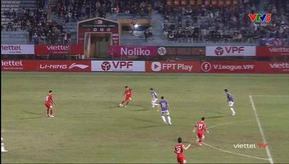 Khán giả phản ứng trọng tài bắt Hà Nội FC hoà Viettel Ảnh 1