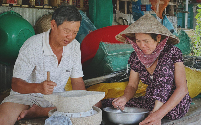 Chàng trai chụp ảnh 'bánh canh bột xắt' cả nhà cùng làm, dân mạng rưng rưng: Nao lòng người xa xứ! Ảnh 2