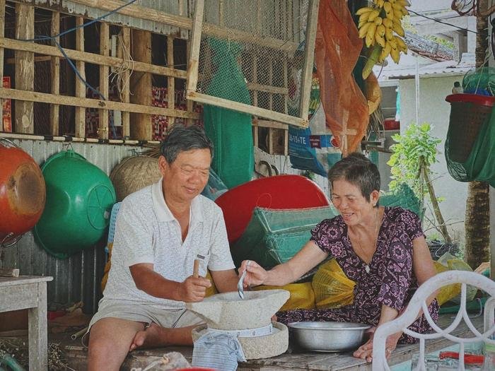 Chàng trai chụp ảnh 'bánh canh bột xắt' cả nhà cùng làm, dân mạng rưng rưng: Nao lòng người xa xứ! Ảnh 2