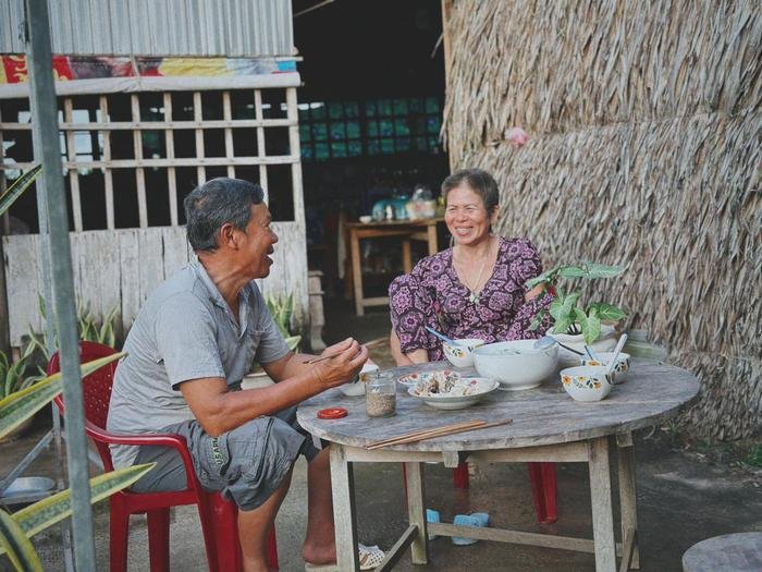 Chàng trai chụp ảnh 'bánh canh bột xắt' cả nhà cùng làm, dân mạng rưng rưng: Nao lòng người xa xứ! Ảnh 6