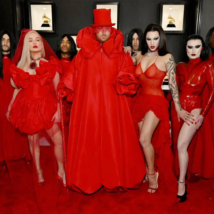 Sam Smith có lẽ sẽ dành được danh hiệu người ăn mặc ấn tượng nhất của năm nay với vẻ ngoài như 'gã làm xiếc' hạng sang? Từ áo cho đến mũi và gậy, bên cạnh còn đi kèm theo nhiều mỹ nhân, có lẽ giọng ca Fire On Fire muốn trở thành tâm điểm sáng nhất của sự kiện