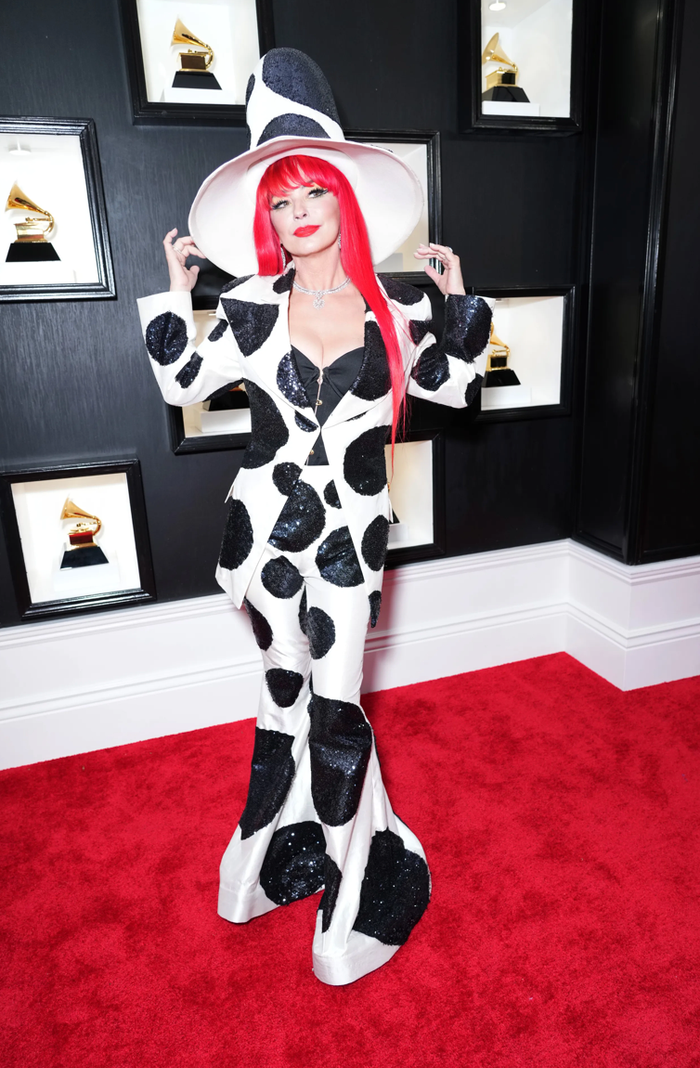 Shania Twain muốn hoá thành chủ nhân của '101 chú chó đốm' với bộ vest thắt eo quần ống loe hay chăng? 