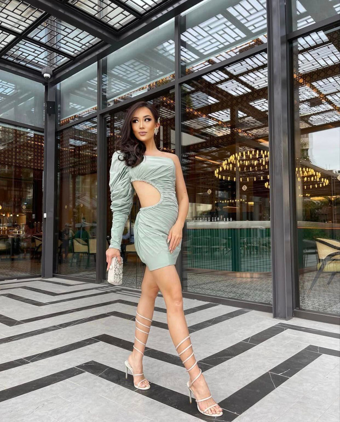 Nàng hậu đã chuyển sang style trưởng thành, quyến rũ với chiếc váy cut-out và tạo kiểu tóc xoăn bồng bềnh.