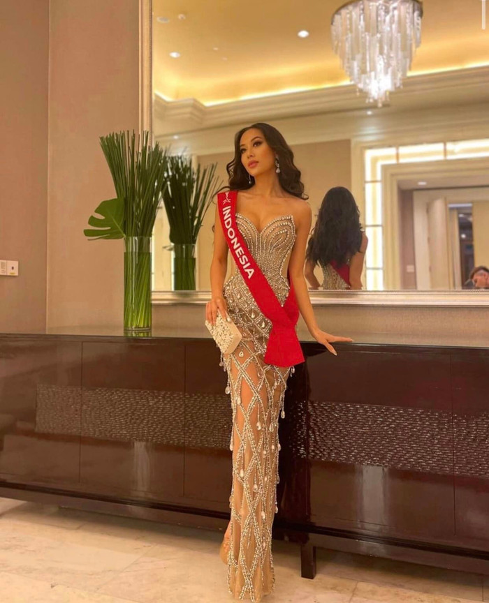 Dân tình phải 'rửa mắt' vì không nhận ra đại diện Indonesia trong bộ váy xuyên thấu nóng bỏng. Chỉ với những outfit này, Olivia Tan được nhận xét là một trong những thí sinh đầu tư nhất trong cuộc thi năm nay.