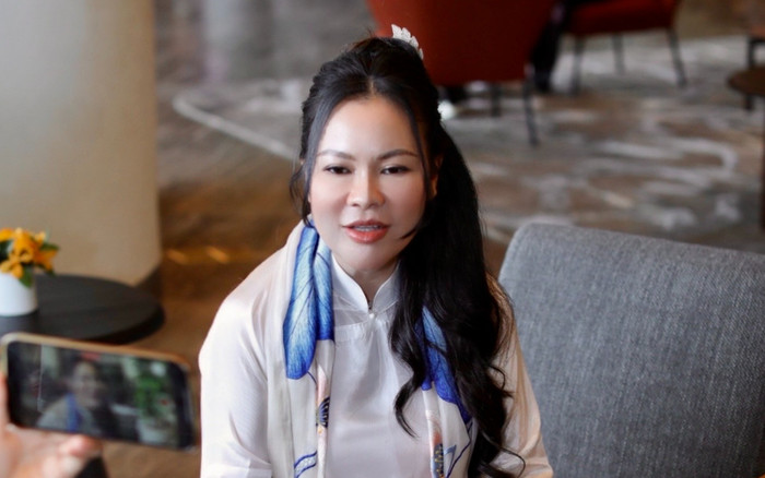 Bà xã Quý Bình 'cưỡi' xế hộp 10 tỷ hiếm hoi dự sự kiện, tiết lộ sẽ tỏ tình lại ông xã nhân ngày 14/2 Ảnh 2