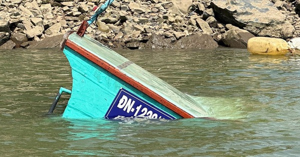 Hiện trường vụ lật thuyền. Ảnh: Tuổi Trẻ Online