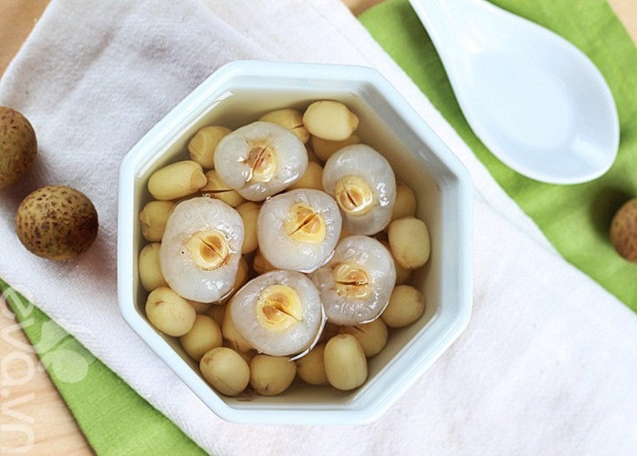 Hạt sen cũng có thể kết hợp với nhiều nguyên liệu khác nhau để tạo ra món chè đặc biệt